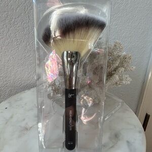 IT Cosmetics Luxe Black Makeup Brush #25 Power Sculpt Define Blush Brush